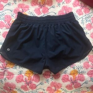 lululemon athletica Navy Hotty Hot shorts 2.5”